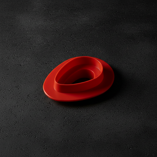Anello rosso su cemento nero
