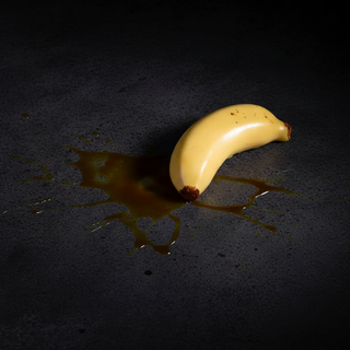 Banana dessert su piano cemento nero