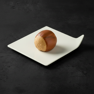 Bonbon nocciola sul vassoietto New Bone China