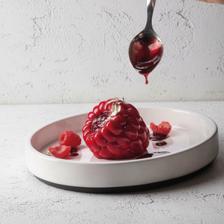 Dessert lampone su cemento bianco