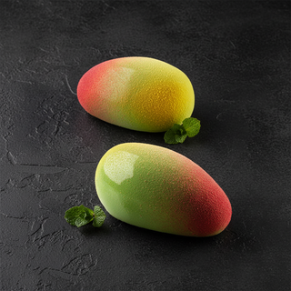 Dessert mango su tavolo cemento nero