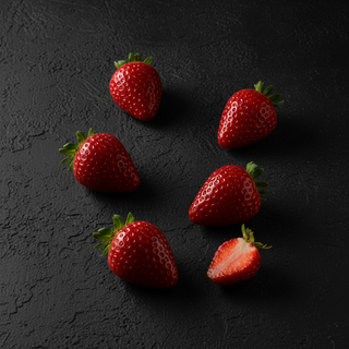 Fragole su cemento nero