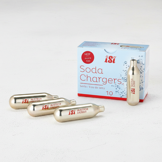 iSi Soda Chargers 10-pack su tavolo cemento