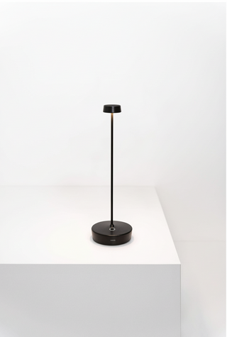 Lampada su tavolo cemento bianco