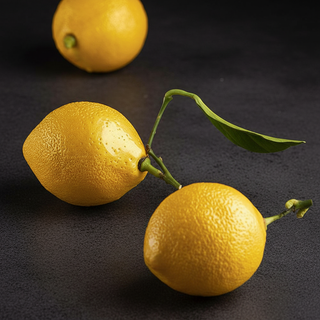 Limoni su tavolo nero cemento