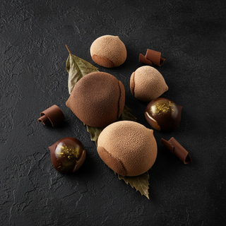 Marron Glacé con foglia su cemento nero
