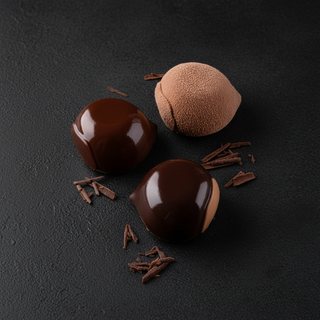 Praline cioccolato su cemento nero