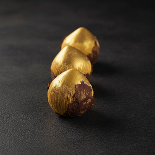 Praline dorate su cemento nero