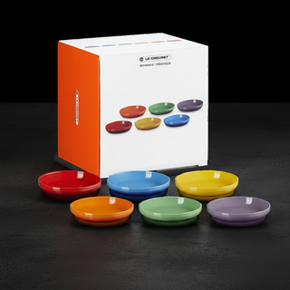 Set Le Creuset con box su tavolo cemento nero