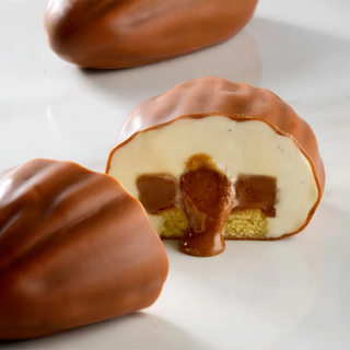 Sezione dessert su cemento bianco