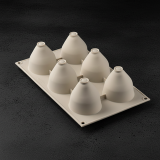 Stampo silicone cono su cemento nero