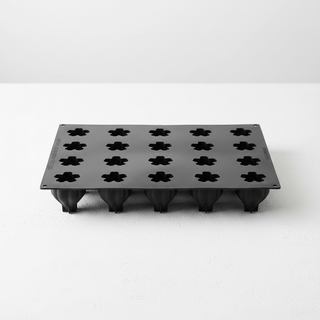 Stampo silicone nero su cemento bianco