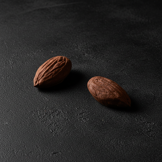 Tre mandorle cioccolato su cemento nero